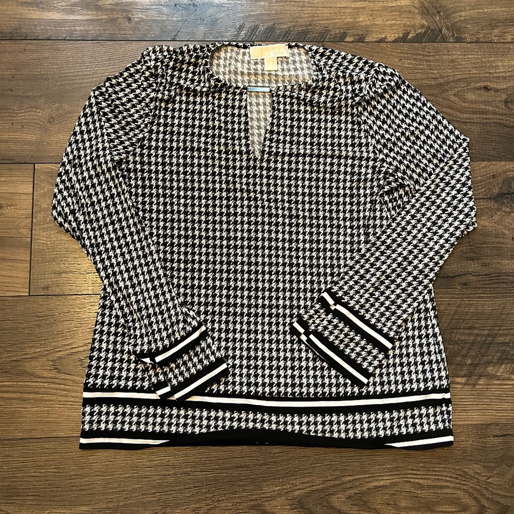 Michael Kors black white color split v neck long sleeve top Size S